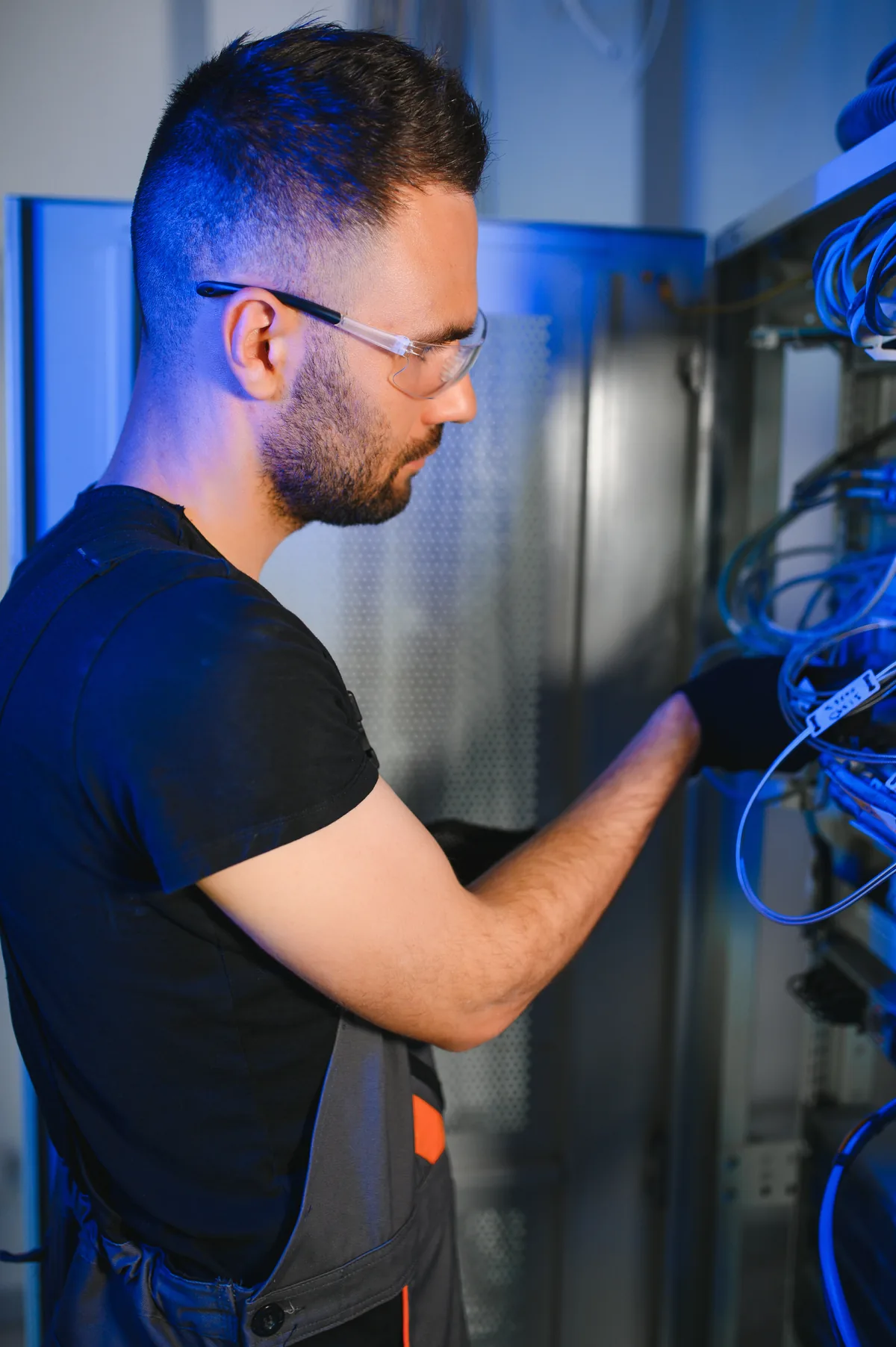 Tecnico specializzato al lavoro sui collegamenti di rete