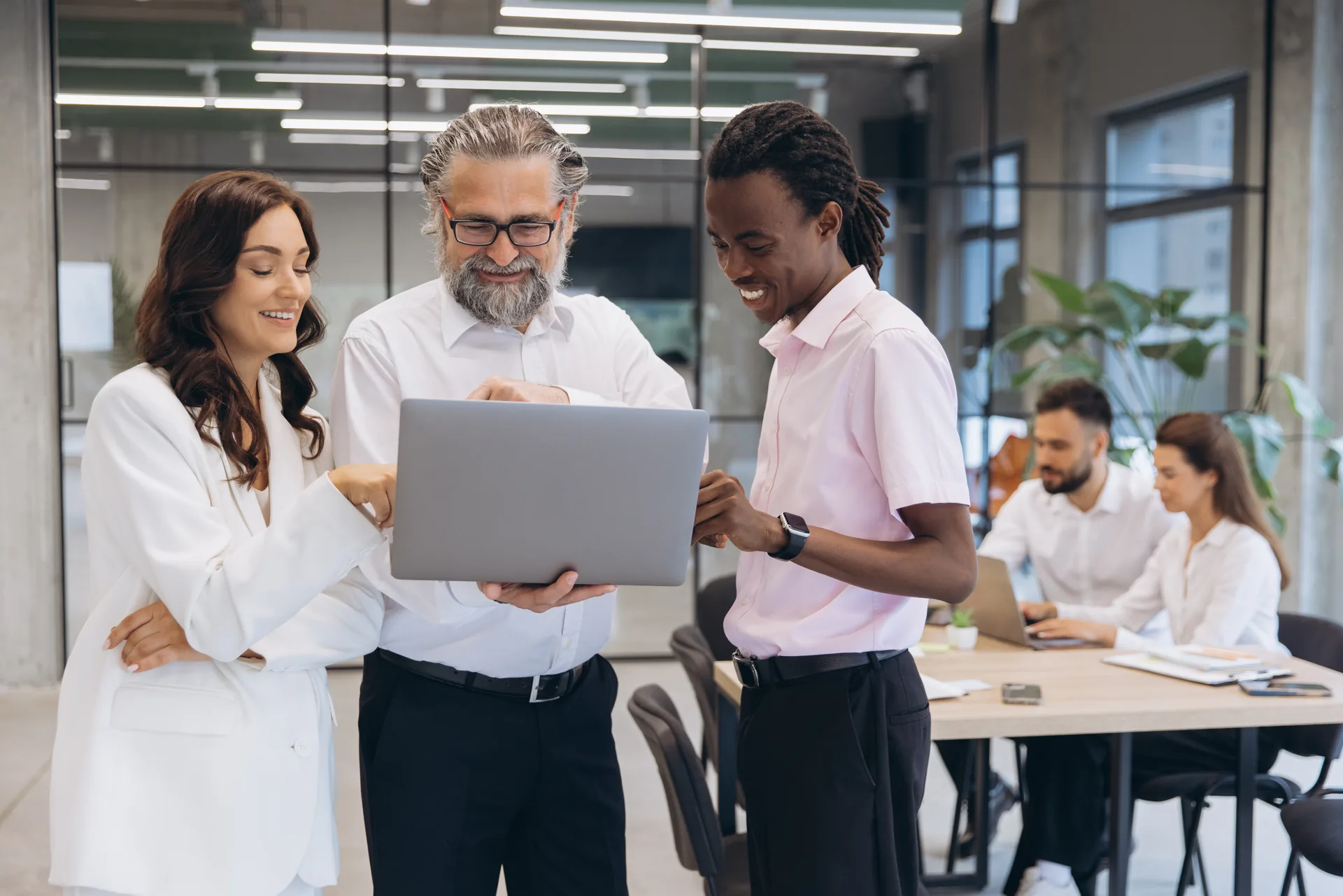 Professionisti che sviluppano insieme una soluzione aziendale